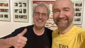 Saap Yat Sao Form (Tang Yik Linie) mit Zweier-Sets, Saam Paai Fut Form (Wai Yan/Cheng Kwong Linie), Luk Dim Boon Kwun (Langstockform Tang Yik Linie, Sets 5 bis 8) und Anwendungen usw.